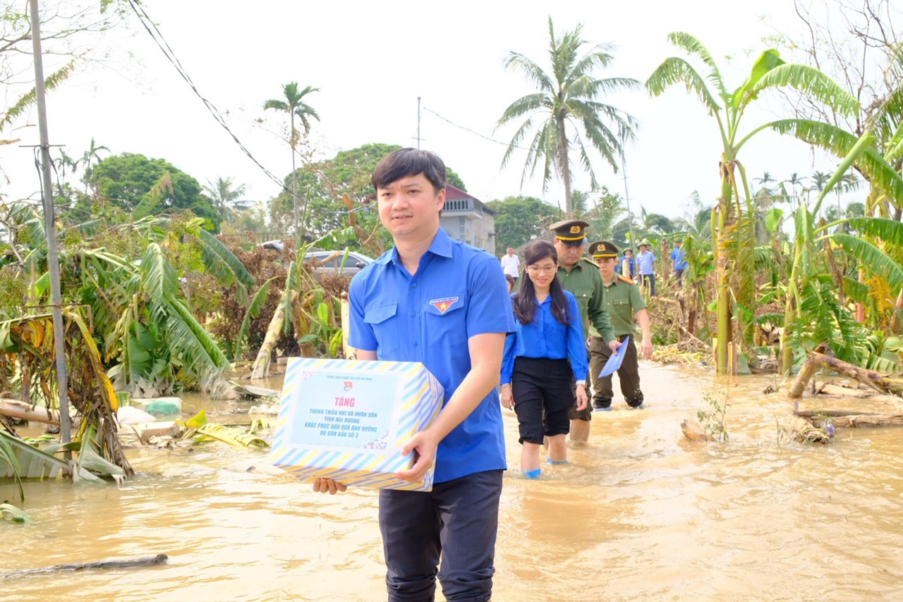 Trung ương Đoàn thăm, tặng quà Nhân dân vùng lũ Hải Dương